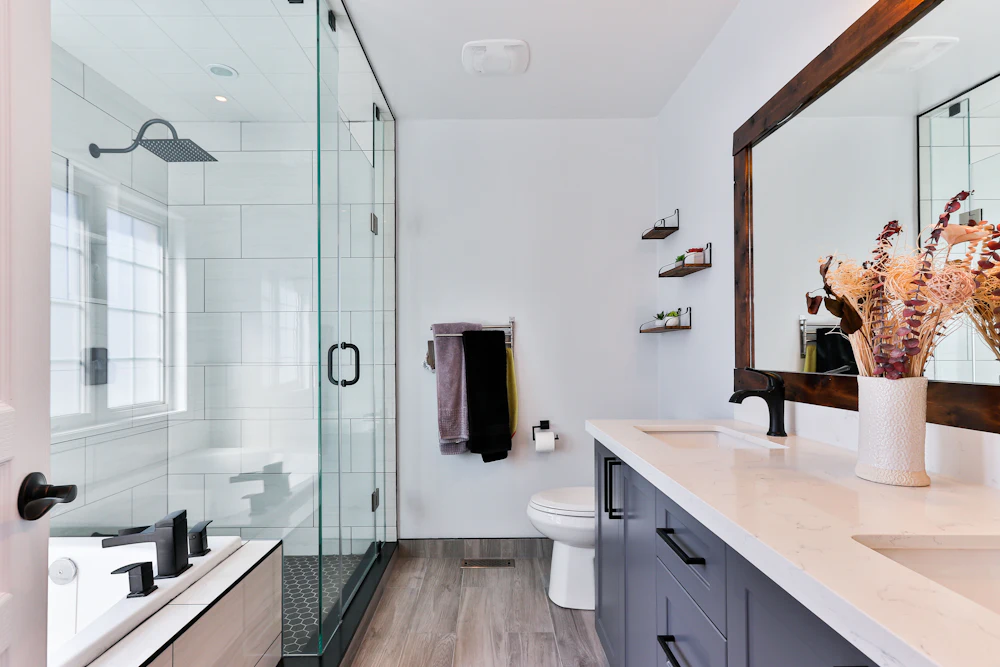 Yenilenmiş modern banyo