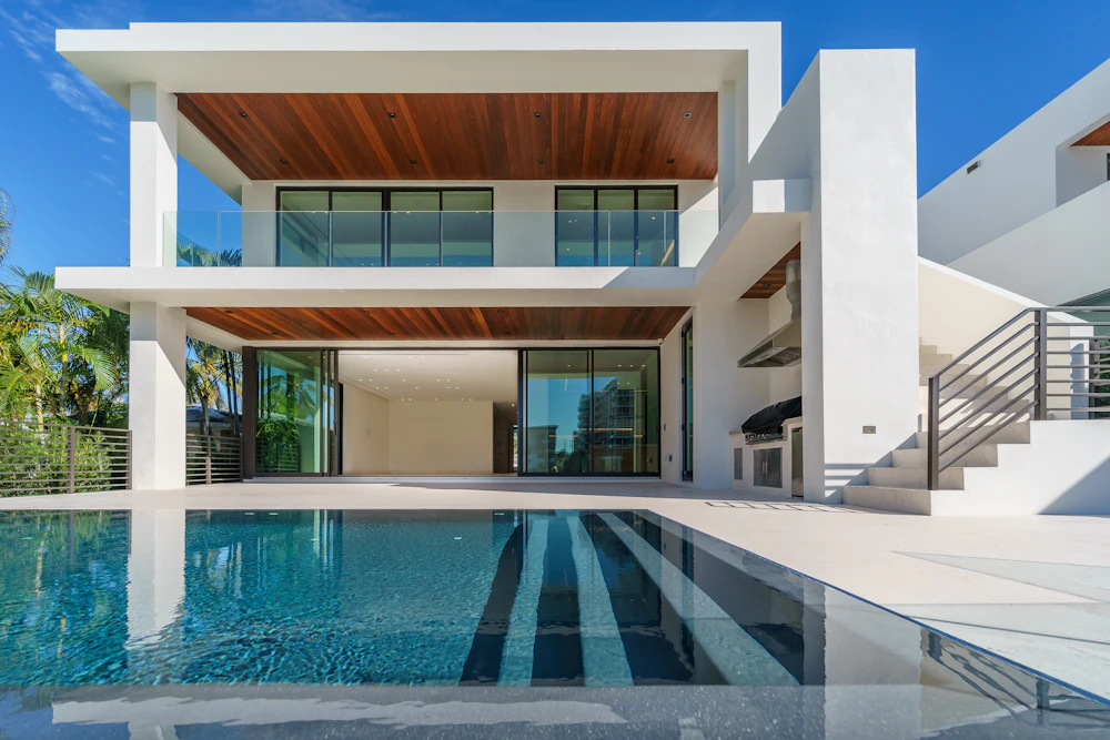 Havuzlu modern villa