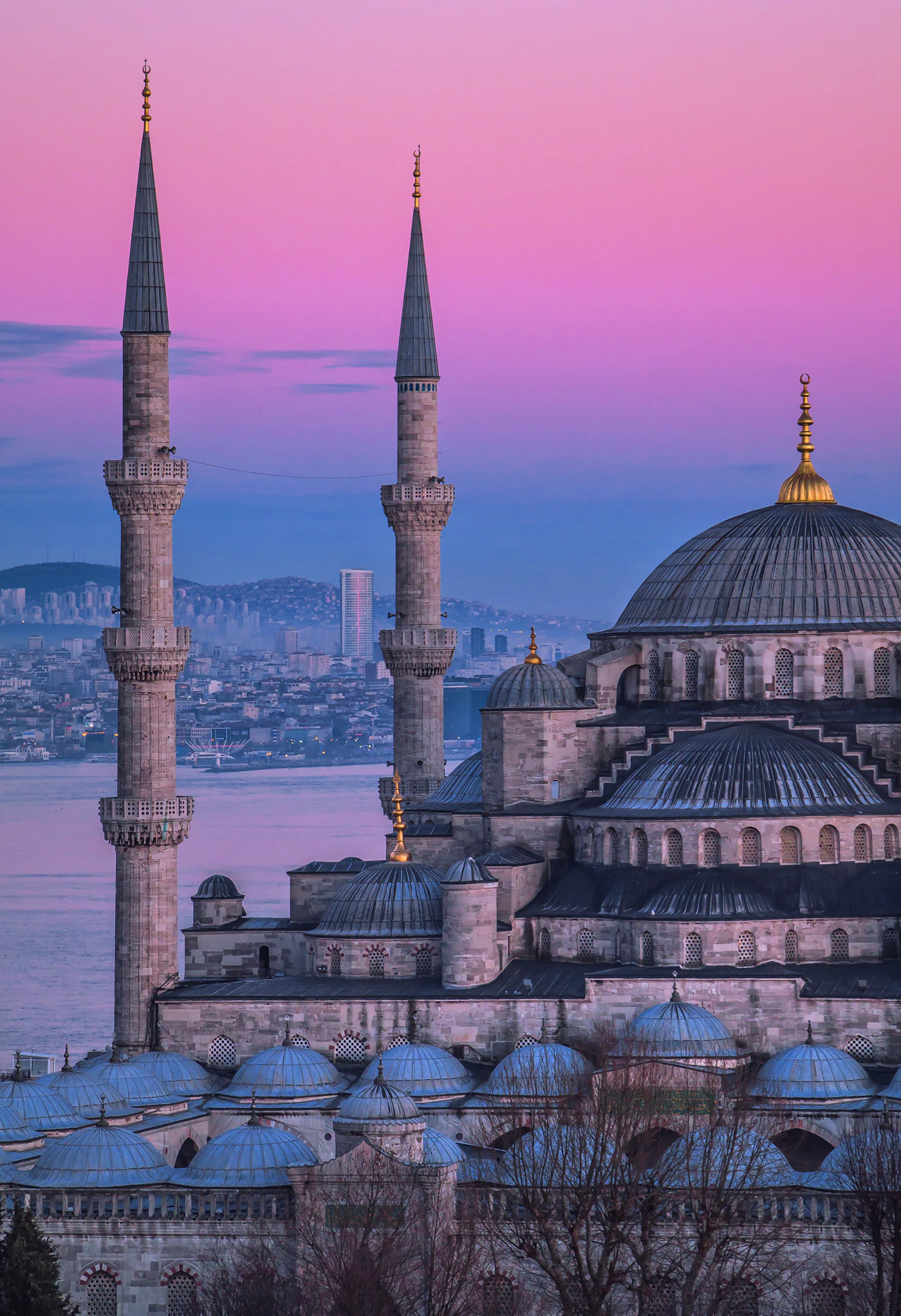 Alacakaranlıkta Sultanahmet Camii ve tarihi İstanbul silüeti